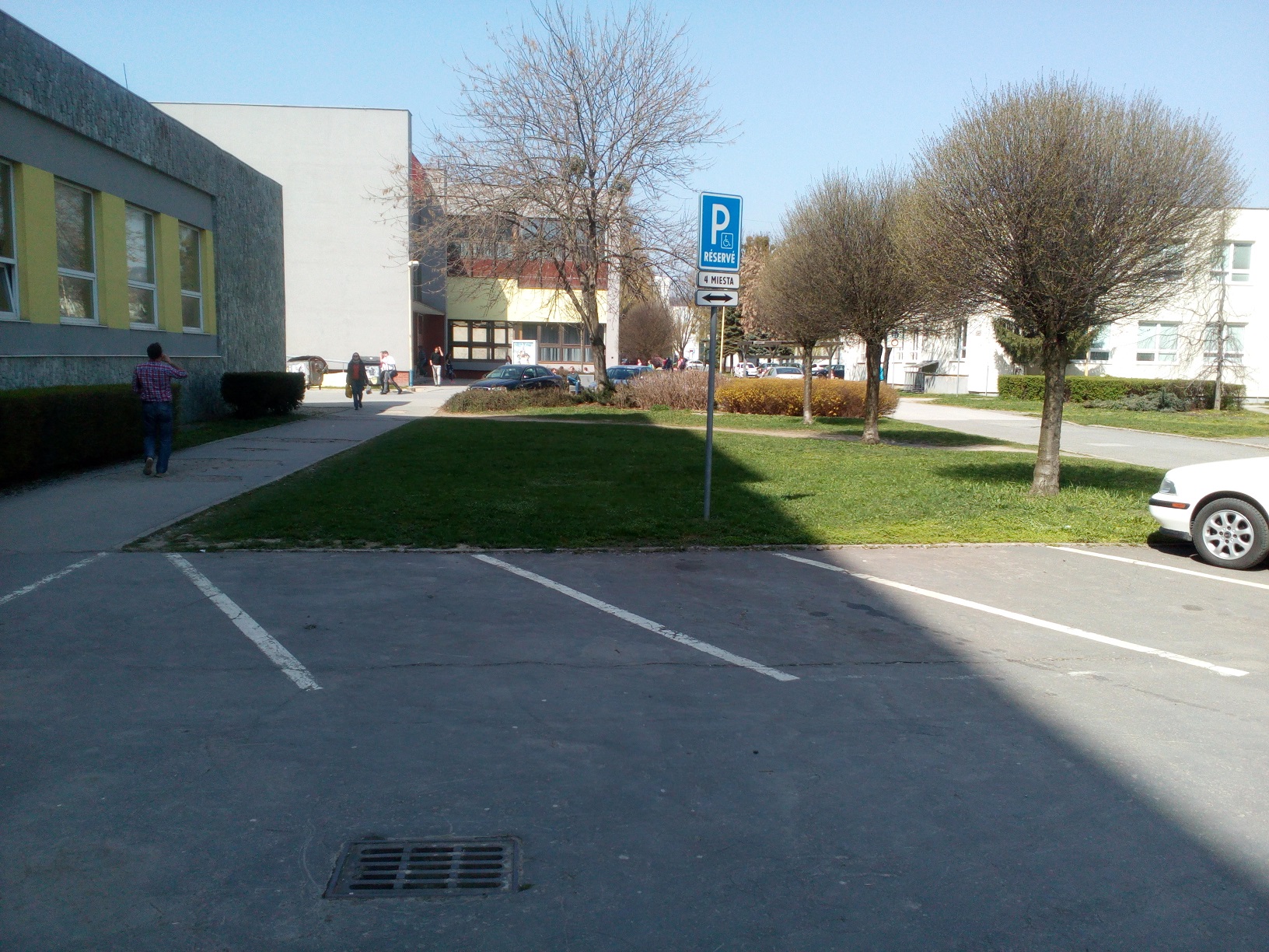 Parkovacie miesta v areáli univerzity